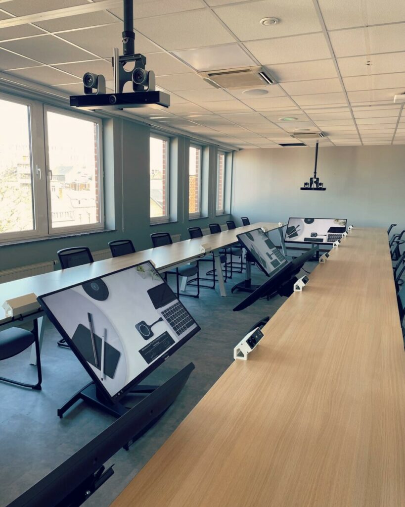 Salle de réunion équipée avec d'écrans de présentation, de vidéoprojecteurs et de caméras